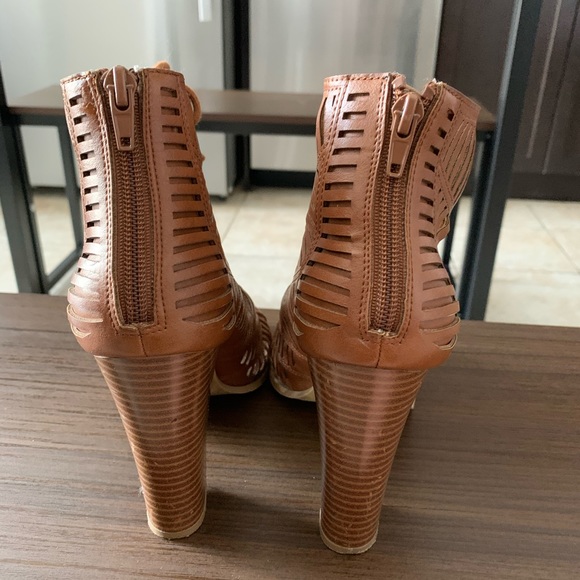 Super cute pumps. Size 8 - Picture 3 of 4